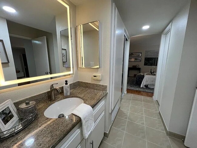 Building Photo - "Charming 1-Bedroom Retreat in San Jose's Heart – Your Perfect Cozy Haven Awaits!"