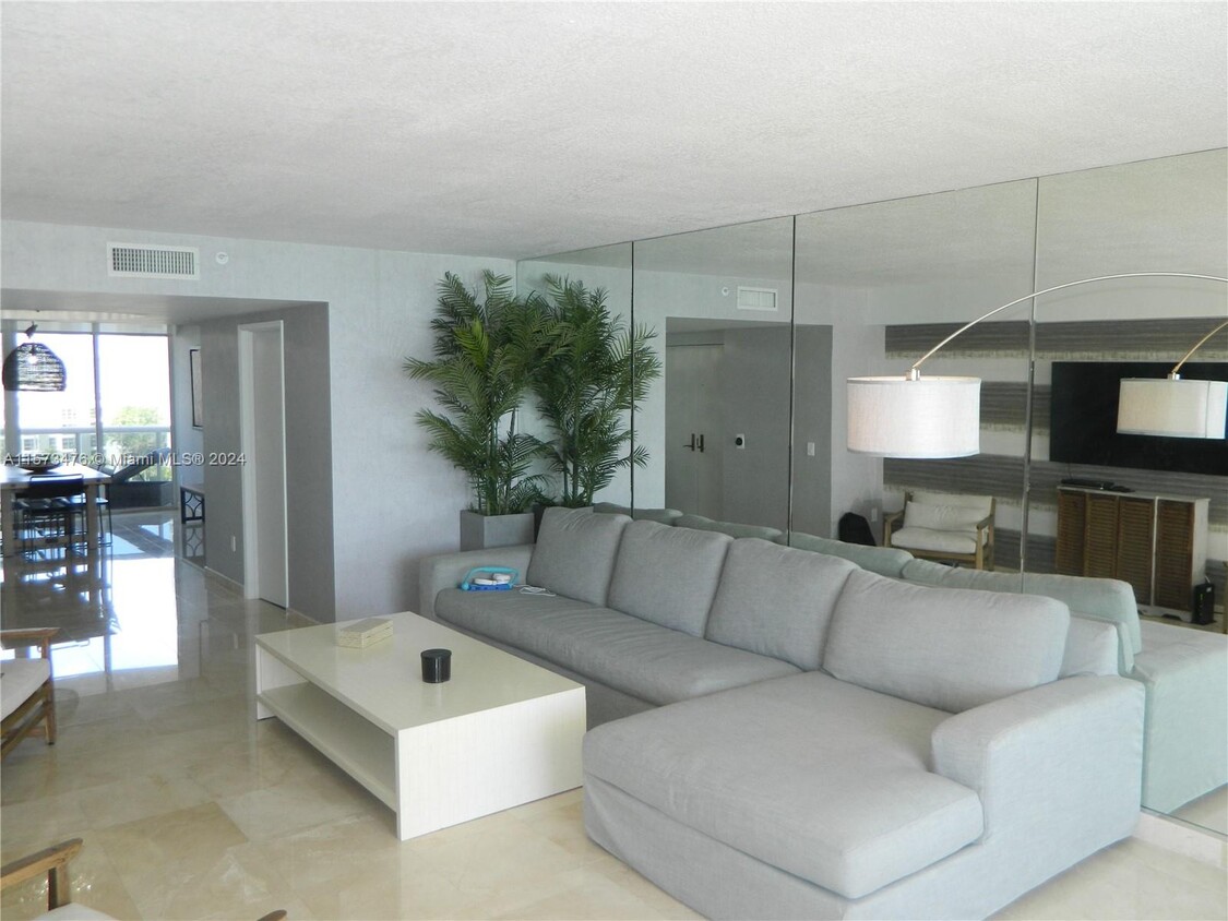Building Photo - 17555 Collins Ave