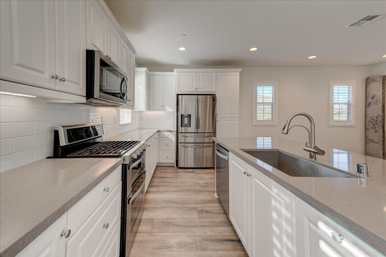 Foto principal - 946 Blackstone Dr
