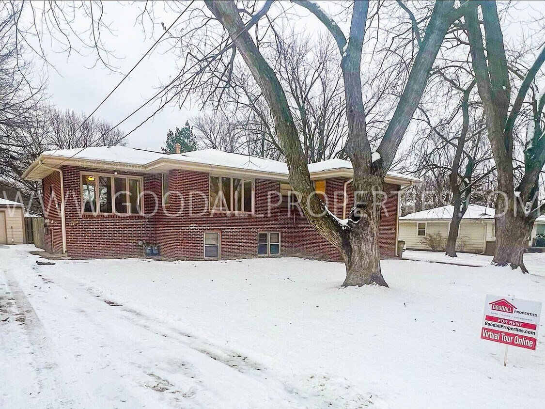 3 Bedroom 1 Bath Duplex in Clive House Rental in Clive, IA