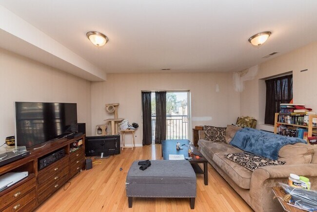 Foto del edificio - 3211 W Armitage Ave