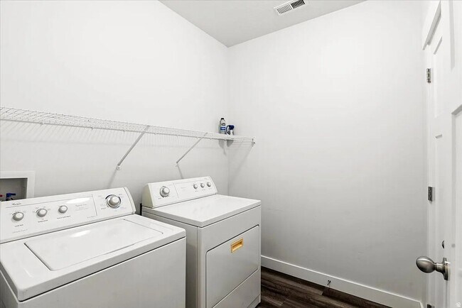 Foto del edificio - $500 OFF First Month's Rent - Spacious Condo In Vineyard