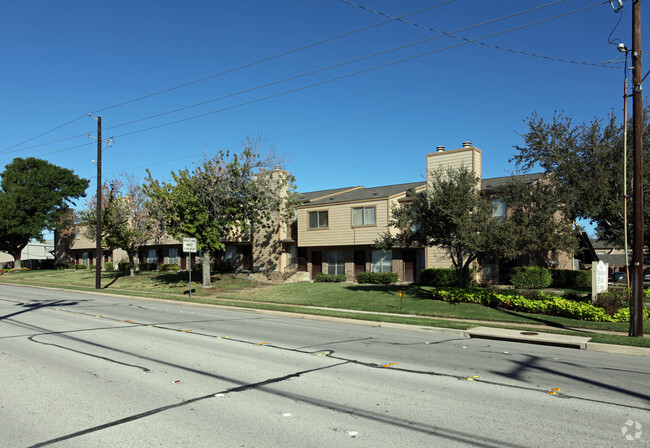 Parkwood Plaza - Parkwood Plaza Townhomes