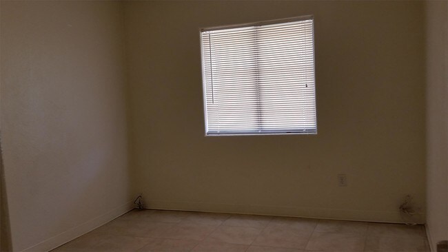 Foto del edificio - 568 W Wilson Ave