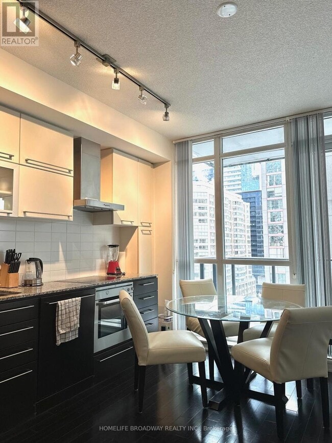 Building Photo - 770 Bay St.