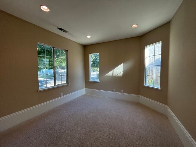 Foto del edificio - 4113 Piccadilly Ln