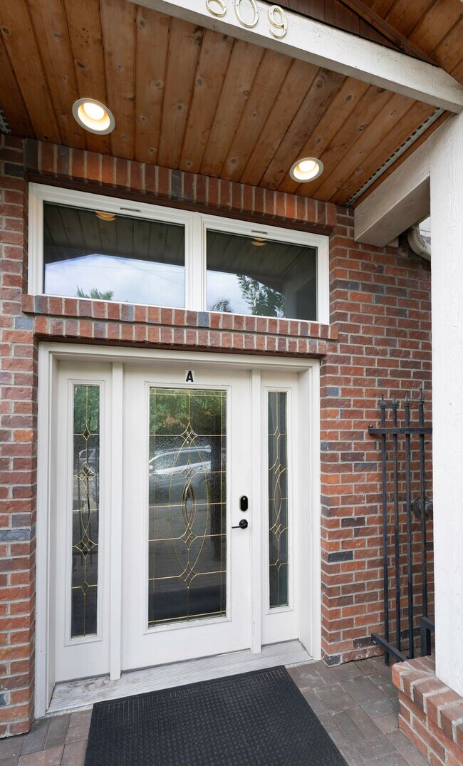 Foto del edificio - 809 Taylor Ave N