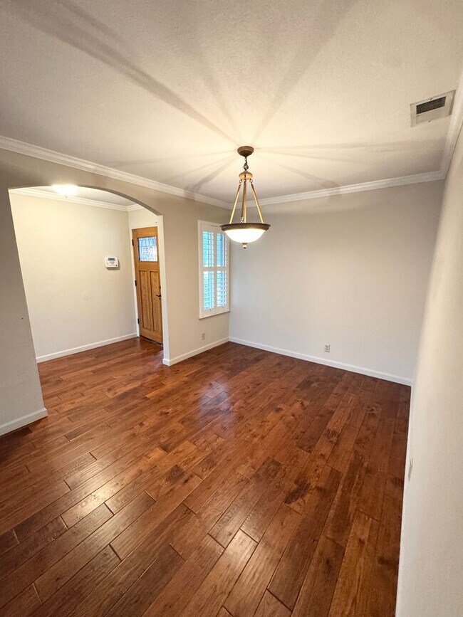 Building Photo - THREE BEDROOM TWO BATH HOME NEAR MANLOVE PARK SEE VIDEO