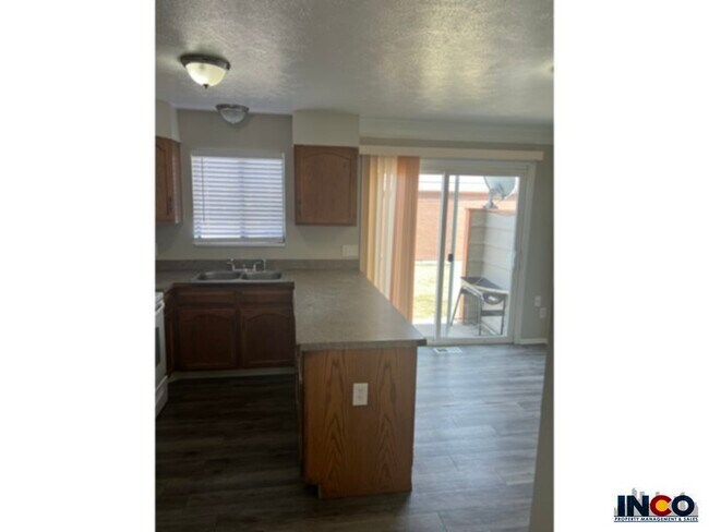 Foto del edificio - Large four bedroom townhome with a finishe...