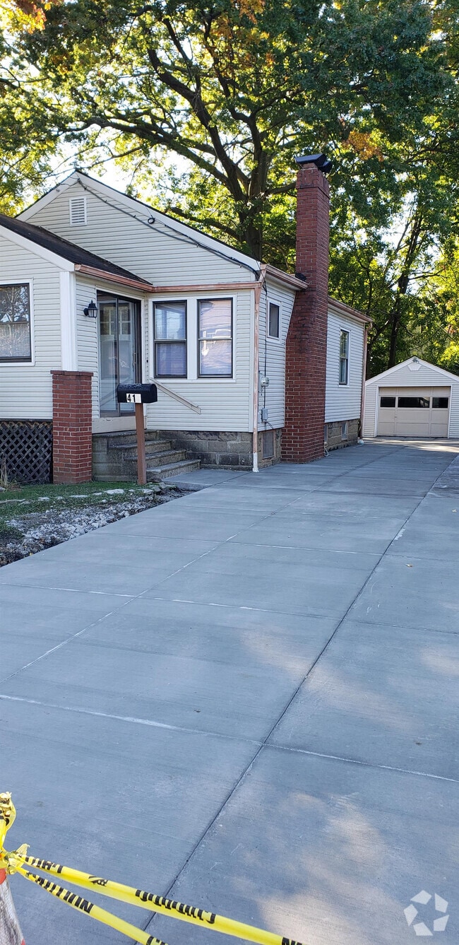 Building Photo - 418 Marguerite Ave