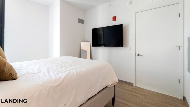 Building Photo - 513 S Damen Ave