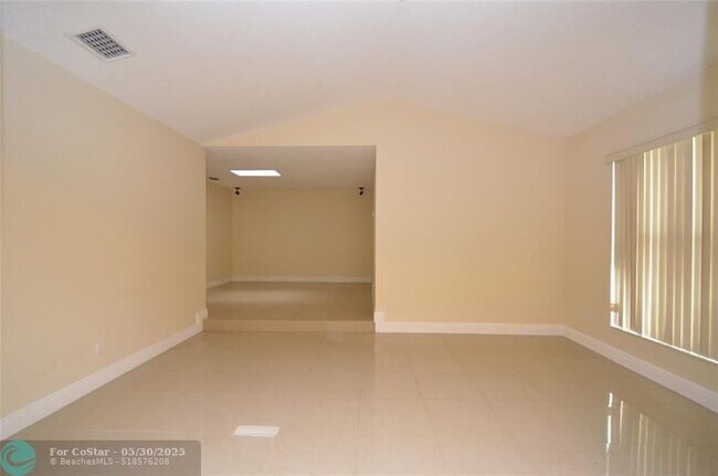 Foto del edificio - 8592 NW 7th St