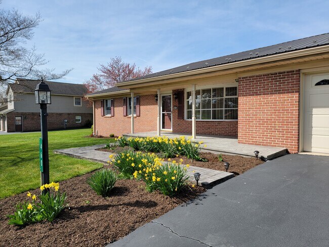 Building Photo - 460 Suncrest Rd