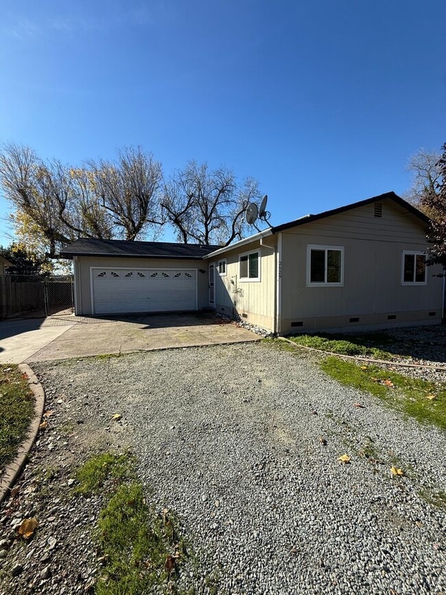 Building Photo - 3-bedroom, 2-bathroom home in Redding Updated Interior!