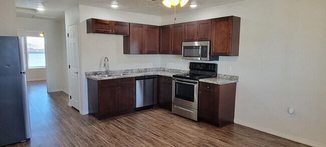 Foto del edificio - NEW LUXURY ONE BEDROOM APARTMENT UNFURNISHED