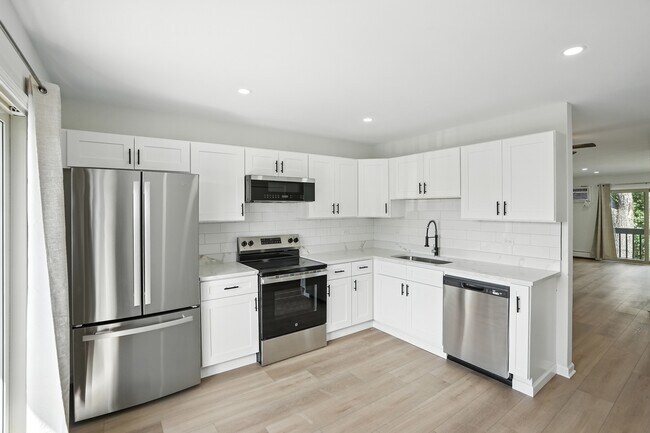 Foto del edificio - 8310 Woodland Dr