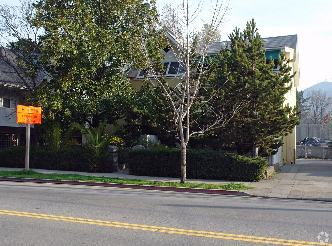 Building Photo - 1472 Lincoln Ave