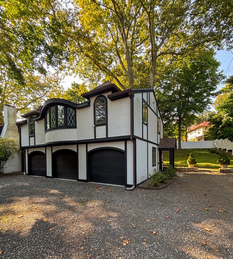 Primary Photo - 14 Hillspoint Rd