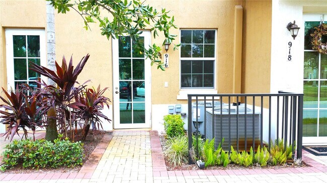 Building Photo - 916 SW 147th Ave