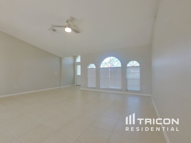 Foto del edificio - 2740 Begonia Terrace