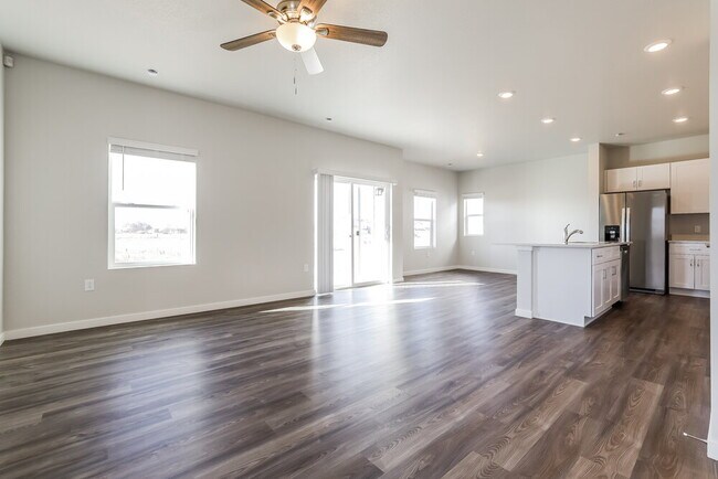 Foto del edificio - 2177 Flower Blossom Ave