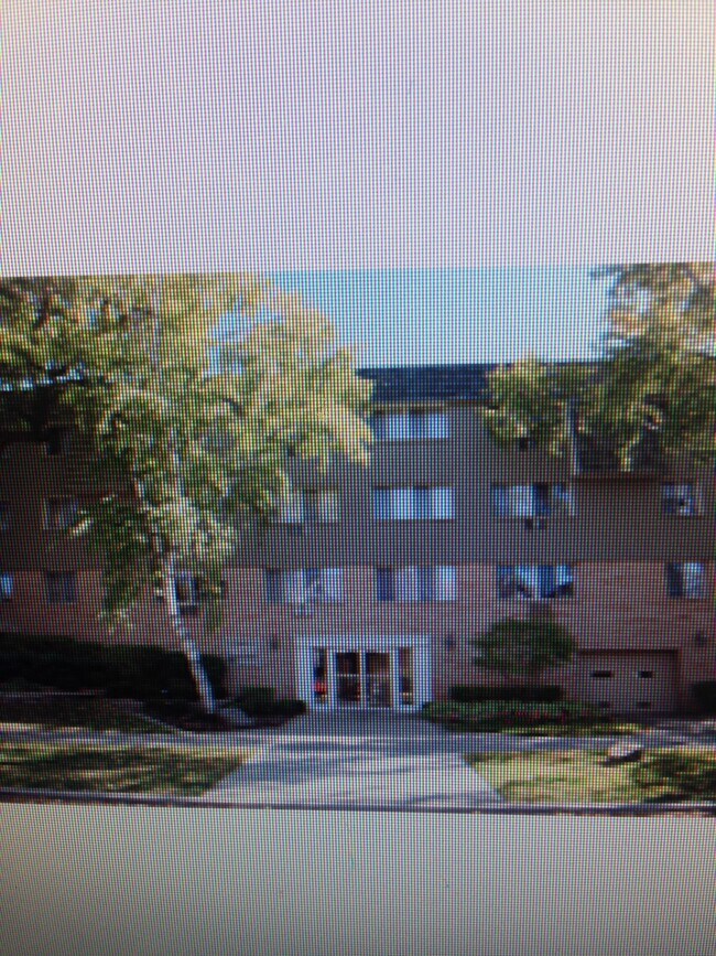Foto del edificio - 2588 N Frederick Ave