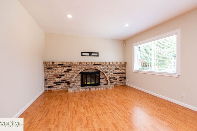 Foto del edificio - Lovely 4 Bedroom, 2.5 Bath Multi-Level Berryessa Home