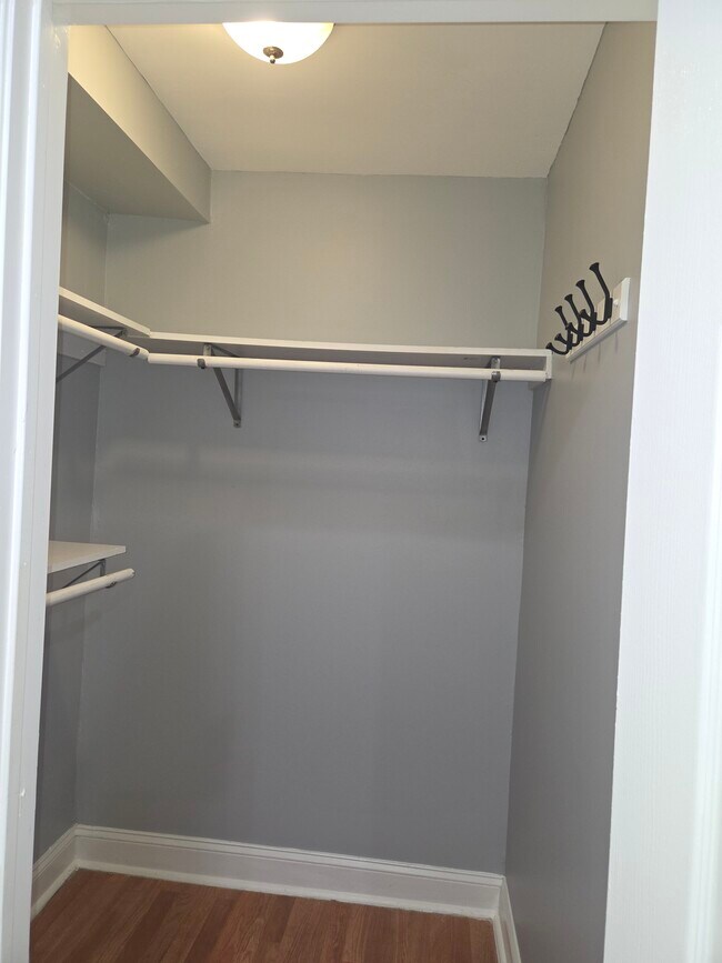 Building Photo - 909 19th St NE