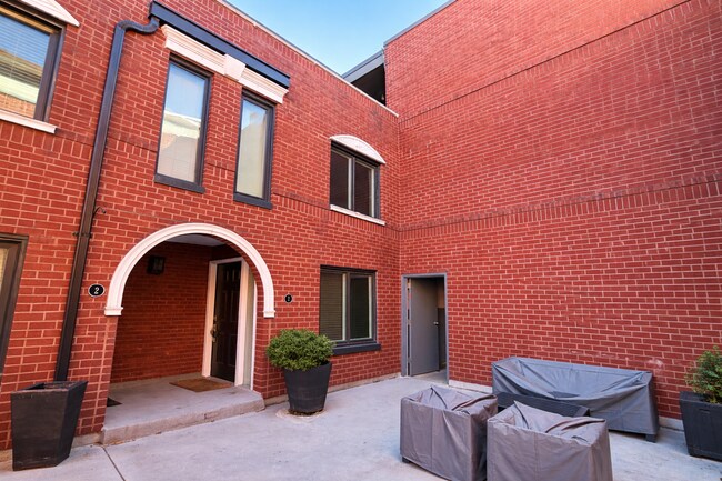 Building Photo - 805 W Wolfram St