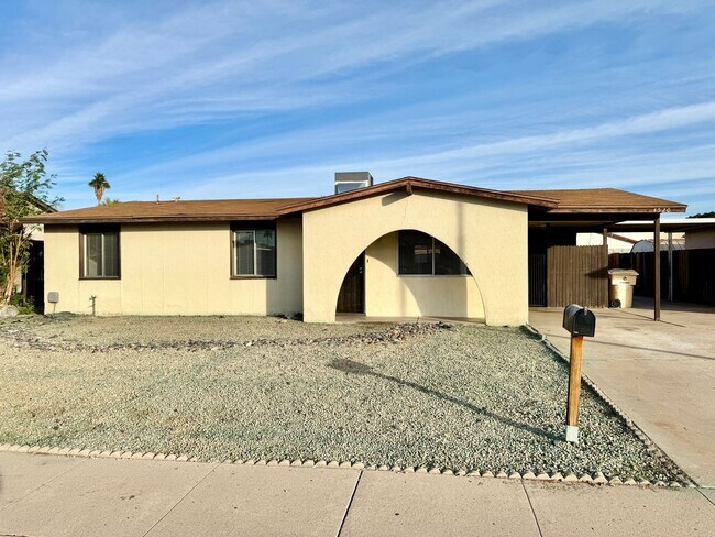 Building Photo - Stunning 4 Bedroom 2 Bath Single Level Home in Glendale! NO HOA