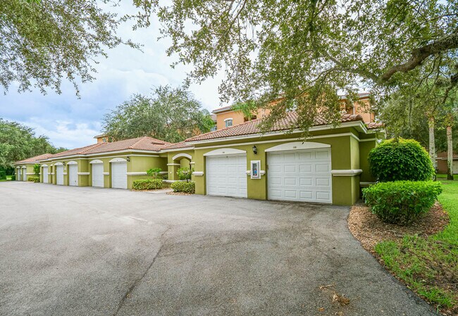 Building Photo - 5080 Fairways Cir