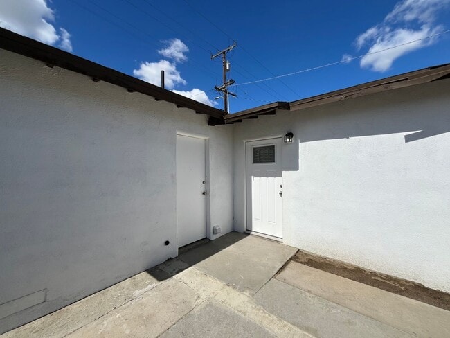 Foto del edificio - Cozy 2 bedrooms house + 1 bath.  Newly upg...