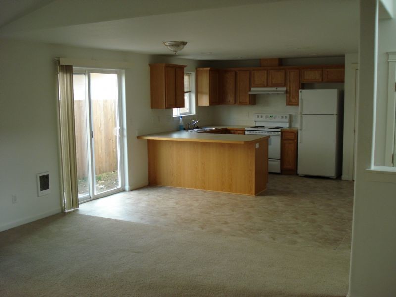 Building Photo - Newer Thurston duplex
