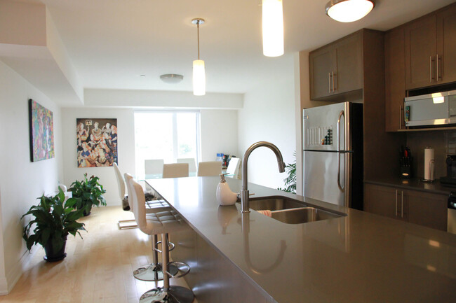 Building Photo - 405 Tweedsmuir Av
