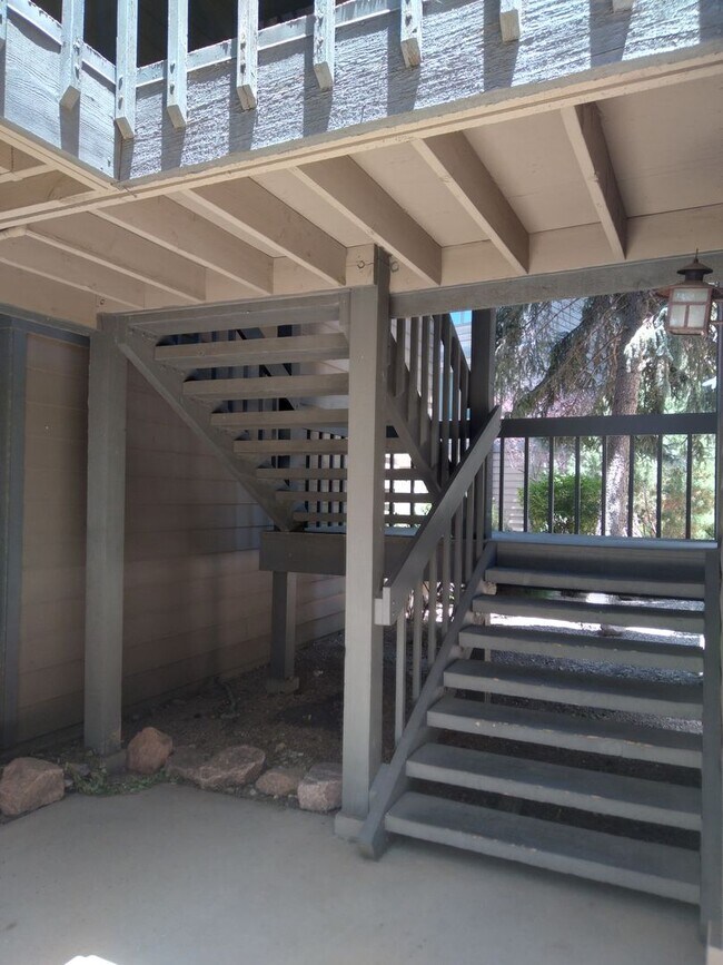 Building Photo - Beautiful 3 bed / 2 bath Seasons Condo Ava...