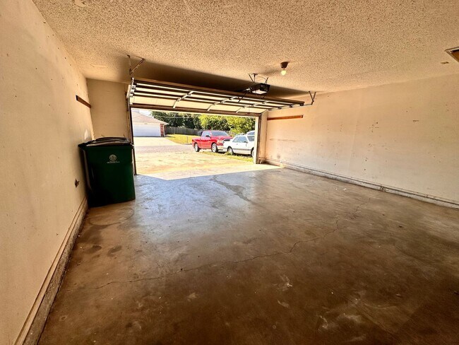 Foto del edificio - 2 Bedroom, 2 Bathroom Unit in Quiet Cul-de...