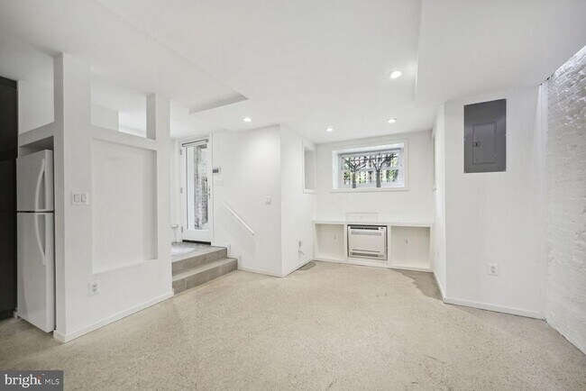 Building Photo - 2113 Bancroft Pl NW