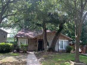 Building Photo - 171 St Charles Ave