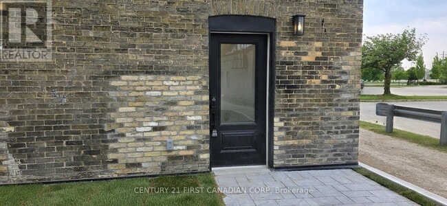Building Photo - 857-857 Dundas St