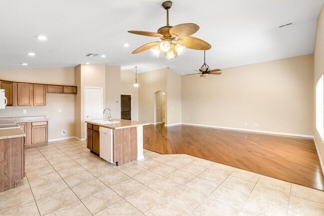 Foto del edificio - Big, Bright & Built for Comfortable Living!