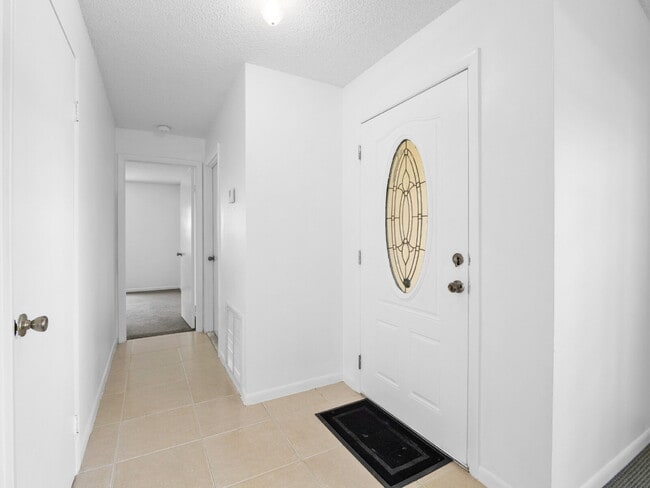 Building Photo - Well-maintained 3-bedroom, 2-bath, large back yard!