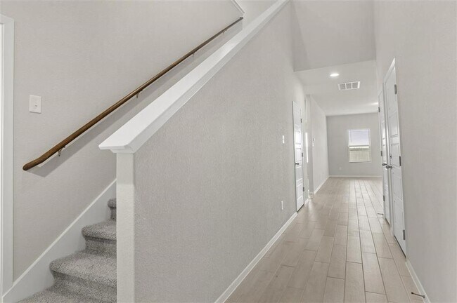 Foto del edificio - 641 Running Creek Dr
