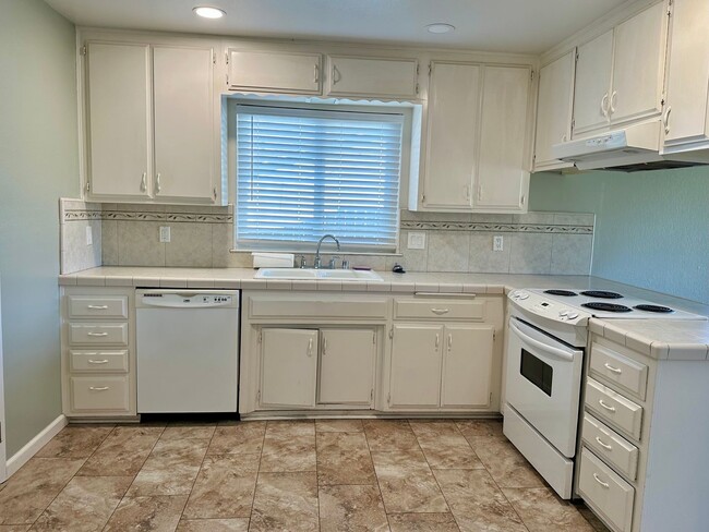 Foto del edificio - CharmingHome with Open Floor Plan in West Redding