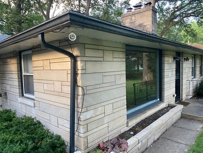 Building Photo - Gorgeous 2 bedroom1 bathoom mid-centutry r...