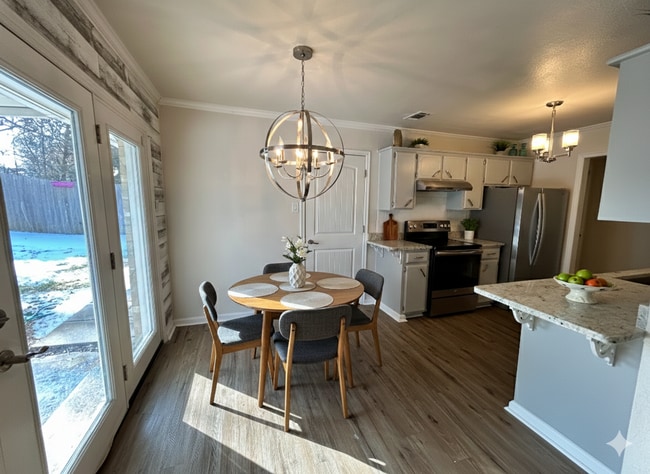 Building Photo - Stunning Home located near the college