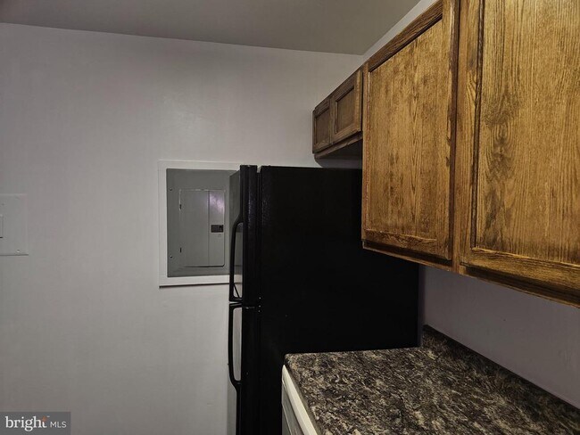 Building Photo - 7613 Fontainebleau Dr