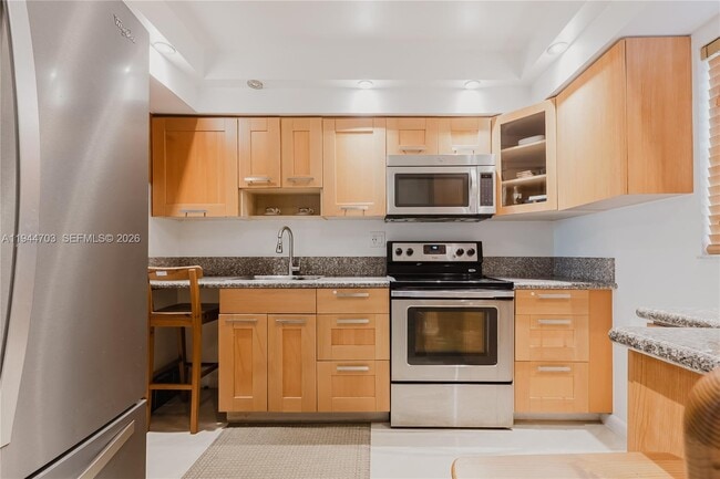 Foto del edificio - 8300 Sands Point Blvd