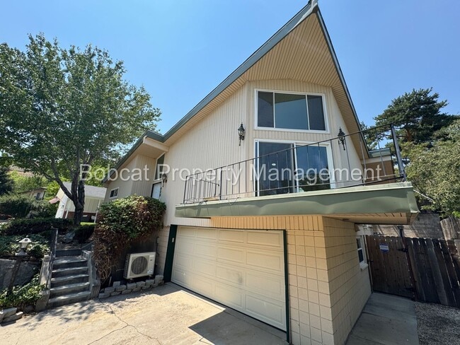 Building Photo - 3 Bed, 2 Bath Home Located in West Carson ...