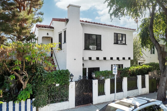 Foto del edificio - 8214 Norton Ave