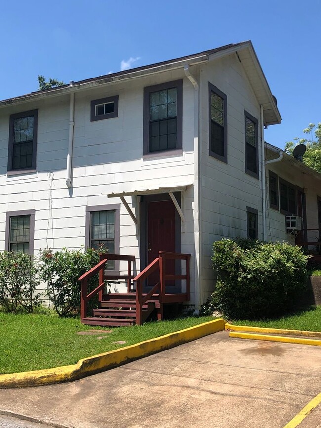 Building Photo - Two-Story-One Bedroom